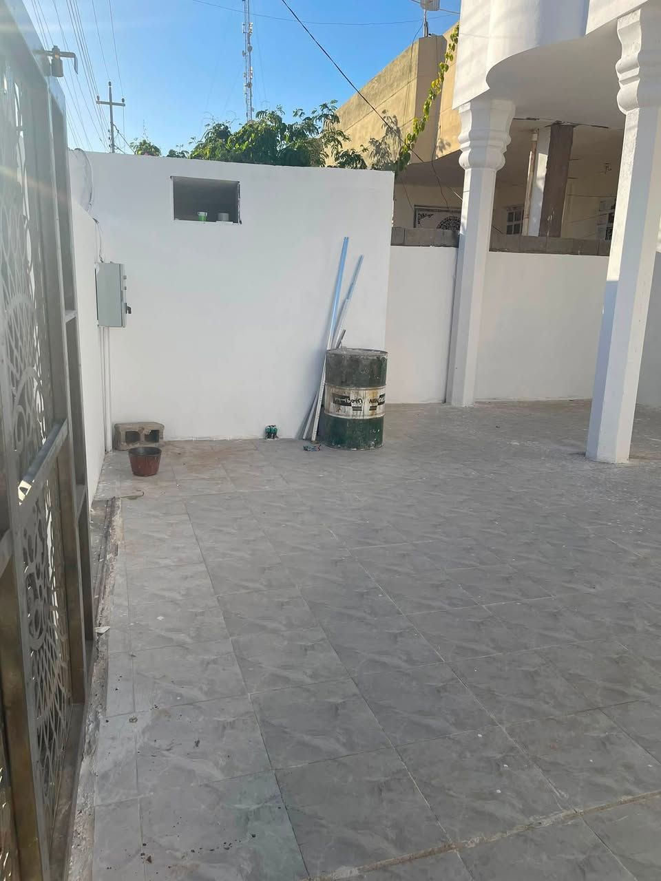 بيت للبيع الرمادي 5 كيلو قرب مدرسه هبه الرحمان المساحه 240 متر السعر 83 مليون بي مجال الاستفسار *********** ملاحظه التحويل بلديه
