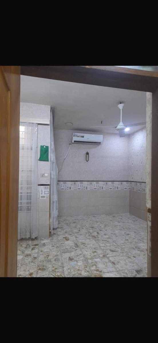 السلام عليكم
مشتمل للبيع 75 متر 
الموقع الشعب مقابل محطة وقود سما بغداد ب الضبط
طابو صرف زراعي مثل ما مكتوب ب السند
الواجهه 6.75 متر
النزال 11 متر 
صحيات خارجيه 
الطابق الاول
مدخلين 
1.مطبخ
2.استقبال 
3.صاله معزوله 
4.منور وصحيات معزوله عن الاستقبال 
الطابق الثاني
1.غرفه
2.مخزن
3.سطح
السطح مأسس كهرباء وشيش اذى تحب تكمل بناء
يعني البيت طابق ونص جديد ونضيف 
السعر 130 مليون 
***********
