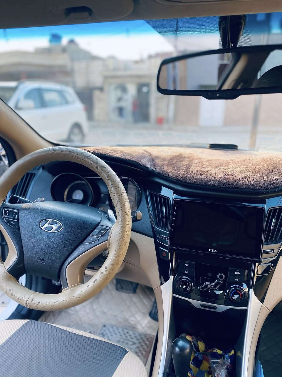 سوناتا 2013  مواصفات شركة عامة :
شفتات سرعة ، تحكم انظمة قيادة ، كروز سرعة ،
كامرة خلفية
تبريد قطعتين 
رقم بغداد دولي جديد تحويل ثاني يوم  مكفولة من الصبغ عدا نص باب خلفي ..
سيارة جاهزه خير من الله گير مكينه صدر 
السيارة رايدها ب 135 ورقه وبيها مجال بسيط ..
مكان السياره قضاء بلد 
للاتصال : ***********
