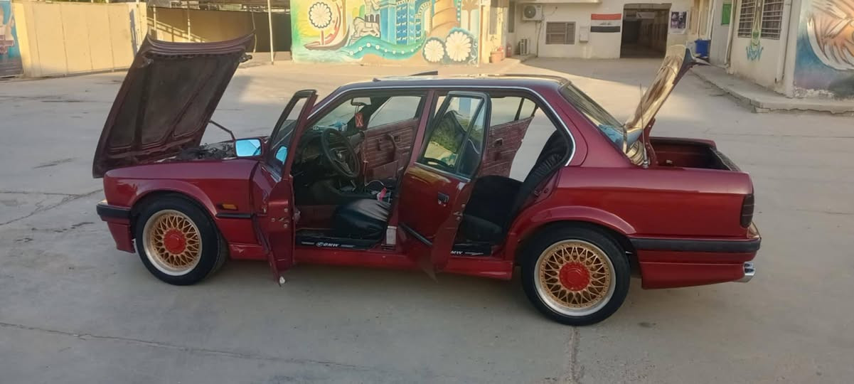 السلام عليكم ربي يحفظكم بي أم زعره موديل 90 سياره جديده مكفوله من الضربه وتبديل صبغ جماليه فقط رقم بغداد انكليزي بسمي كير محرك مكفول تبريد ثلج  تخم تاير سعر 40 وبي مجال بسيط العنوان بغداد شارع فلسطين هاتف واتساب ***********
