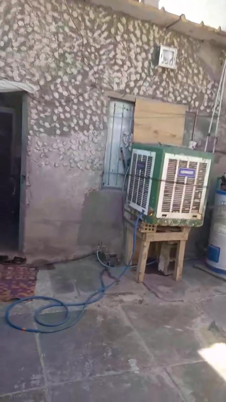 السلام عليكم بيت للبيع منطقه جكوك شارع الحسينيه تجاوز هوه والغراض مساحته 100 متر كامل مي وكهرباء سعره 7 ونص ***********
