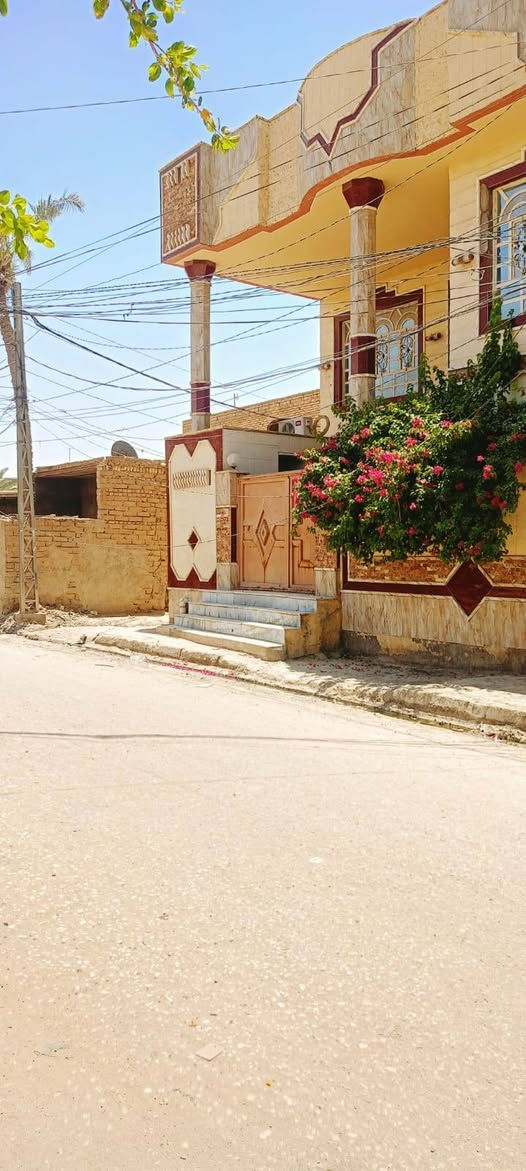 صلي على محمد وآل محمد بيت البيع طابو صرف حر مساحه 200م طابقين بناء جديد صب كونكريت درجة اولى فول مواصفات بناء نظيف اعله من شارع طابق الاول غرفتين اوصاله اوساحه حديقه مناور استقبال مطبخ حاراوبارد صب كونكريت درجة اولى فول شارع بحلان  تبليط 
الطابق الثاني 3غرف نوم اوصاله اوصحيات مجموعة غرف 5 تشاريف بيت كامل ***********ابو عبدالله دلال الزيادي  قظاء غماس
