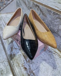 مساء الخير للجميع حبايب عندي احذيه نسائيه ولادي وبناتي سعر جدا مناسب ل...