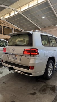 لاندكروز 2017 بريم اصل  ماشية 92 الف حقيقي  السيارة جديدة جداً  كراسي ...