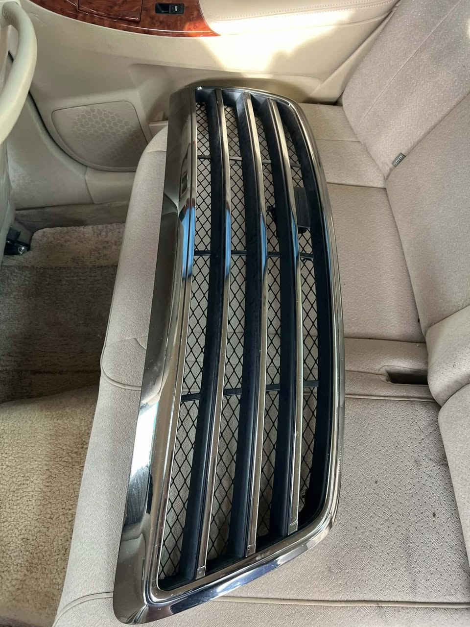 بەناوی خوای گەورە و میهرەبان
ئەم ئەشیانە بۆ فرۆشگن هەمووی شتی بەکار نەهاتوو 

1 تاقم تایەی سپۆرت دوو سایز 2024 زۆر زۆر کەم ئیشی کردووە خەتە بیلادیەکانی تیا ماوە یابانی ئەصلییە تابوقەی بیلادی خۆی لەگەڵە 

1 تاقم تایە و ویلی ڕۆیاڵ تایەی Yokohoma ویلەکانی بۆیاخ نیین و شوختیان نییە 

1 تاقم تایەو ویلی AGA ی یابانی تایە و ویلەکانی سفررن 

2 دەعامی 2007 بیلادی بێ بۆیاخ توجاری نییە 

1 تاقم ئاوێنە ئیشارات قەوس مارسیدس بێ شوخت و شکاوی 

1 حەتەر TRD بیلاد نەوتی  نوکە دەرزی نییە یەک قاچی نەشکاوە 

*********** // ***********
