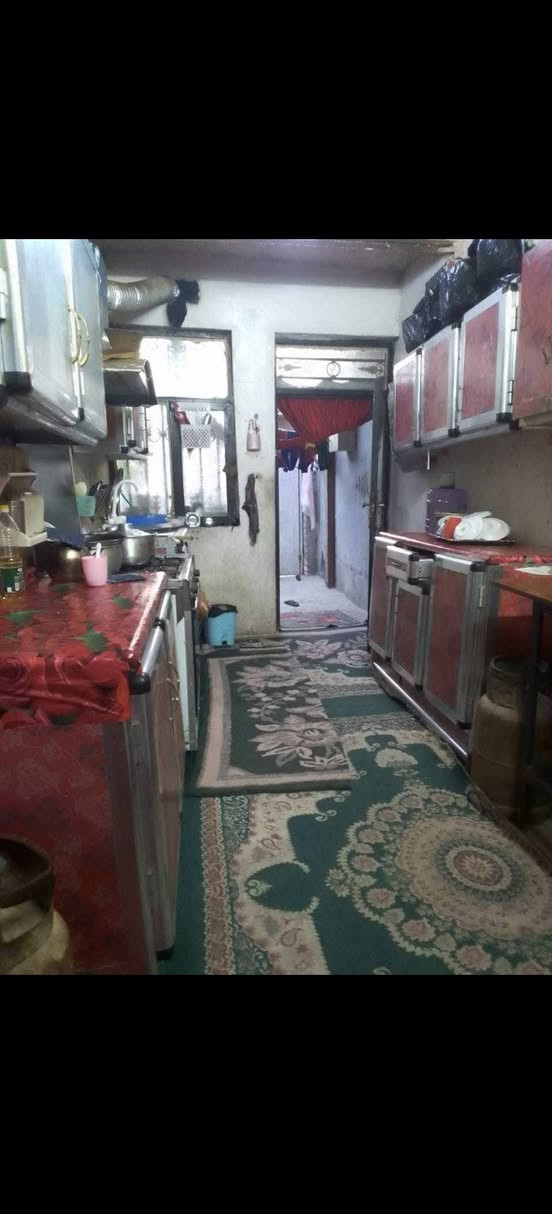 سلام عليكم  بيت لبيع شارع مطار قديم مقابل مقهى مطار شارعين عن اسواق الزهراء موحان   بي  سند  25  بي طابيقين طابق ارضي غرفتين وصاله ومطبخ وستقبال و مخزن مترتين  و يوجد ترك وره بيت مترتين تابع النه عند حكومه  وطابق فوك غرفه  كبيره و مكشوفه وحمام وتولليت نزال ١٨ وجاهه ٦ ونص البيت مربعه مو ريم ستفسار ع واتس ***********
