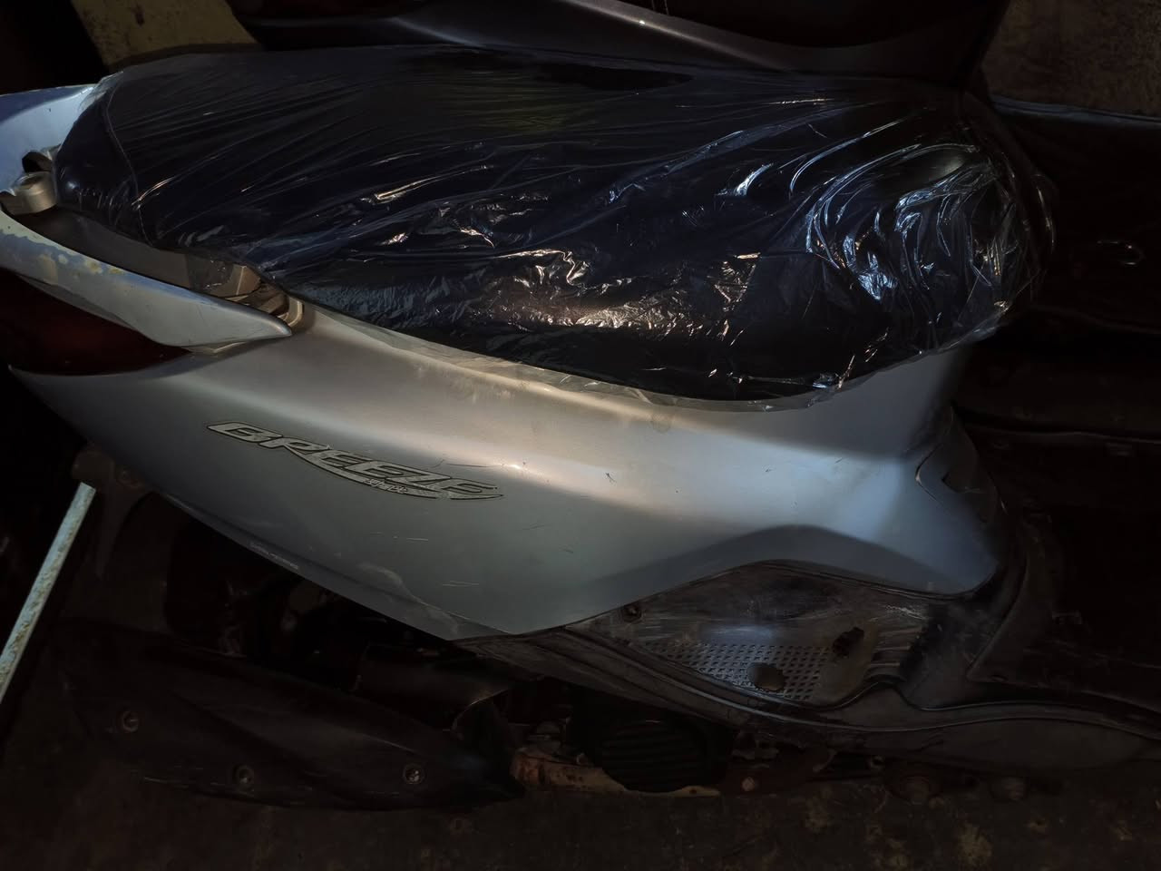 بريز لون رصاصي درجة حلوة تخبل احلة من صور كابريتر دراجة كدامكم وشوفوهة تايرات جدد وباتري جديد عنوان بغداد جديدة*********** واتساب
