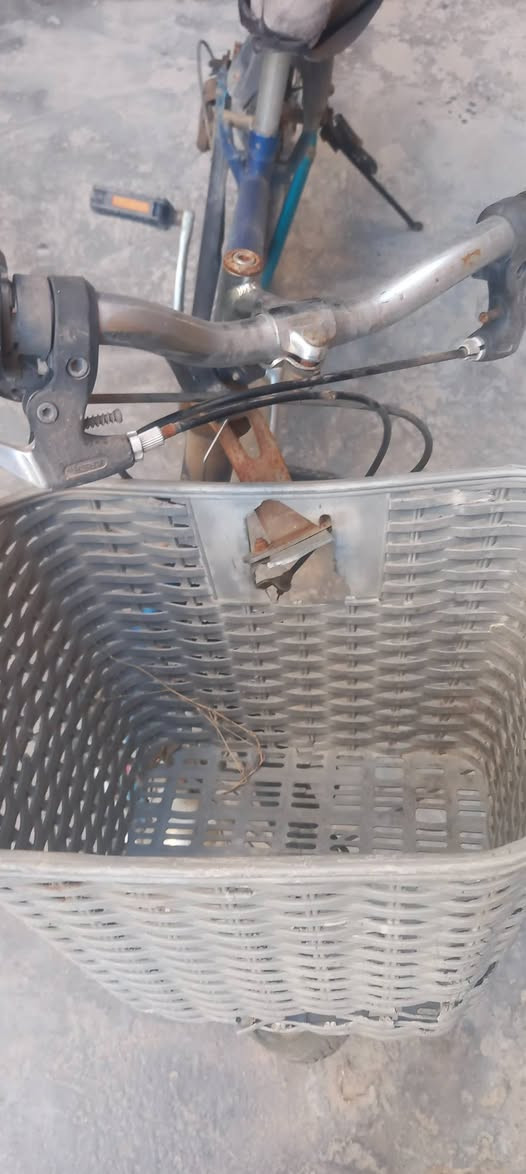 بايسكل للبيع  ياباني أصلي حجم 26 للبيع 🚲
​الماركة: Miyata ياباني (شاصي حديد بلاد، متانة يابانية معروفة وخالي من أي فطور).
​الحجم: 26 (الحجم المثالي، مرغوب ومريح جداً بالركوب للشباب والكبار).
​المواصفات: شاصي قوي يتحمل أوزان، شكل رياضي مميز، وأساس نظيف جداً للإستخدام اليومي.
​الحالة الحالية: البايسكل متروك لفترة، يحتاج فقط إدامة اعتيادية (نفخ تايرات ومثل ما موضح السلة الأمامية مكسورة ).
​العنوان: [بغداد الحبيبية]


**إذا كنت صاحب هذا الإعلان وتريد حذفه لأي سبب، رجاءا أرسل رسالة إلى الدعم الفني**