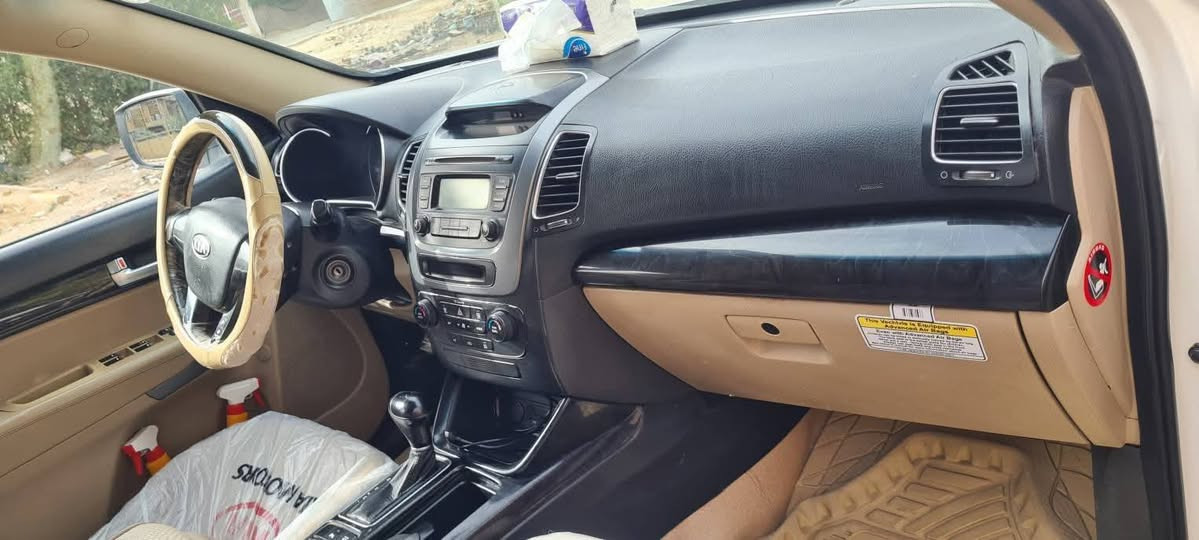 السلام عليكم 
سورنتو مديل 2013  شكل ال14 
محرك ٢٤٠٠ 
٧ راكب 
٣ قطع تبريد 
حساسات خلفي وامامي 
اشاير بلمري 
بيها صبغ موضح بالسونار بدون دواخل وبارد بلباب 
سياره جاهزه من كلشي ماشيه ١٥٠
رقم سليمانيه باسمي سنويه وهزه جديده دوشمة جديدة
السعر ١٥٨ وبيها مجال بسيط 
العنوان بغداد الرصافة ***********
