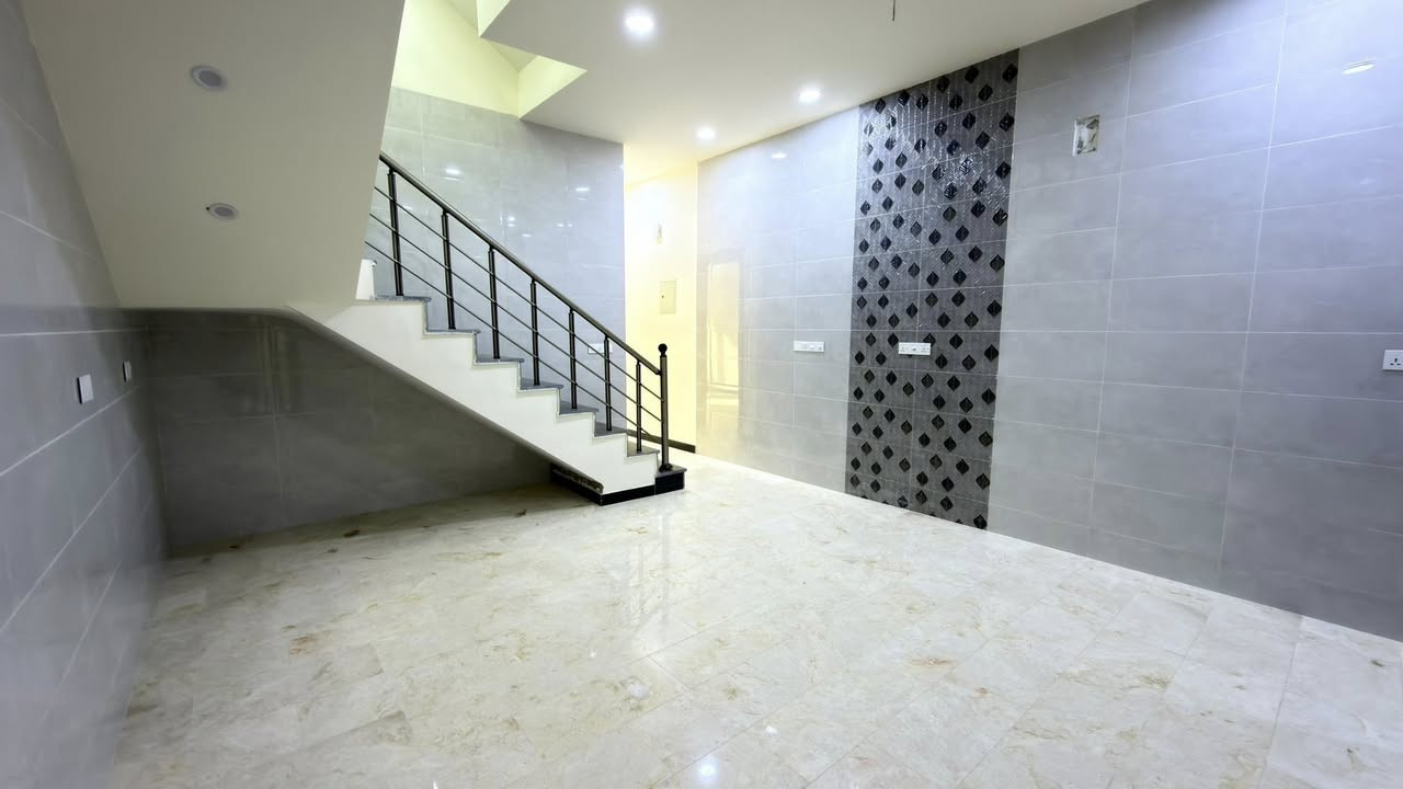 مشتمل للبيع المساحة 100 متر حي الجهاد المسألة والعدالة بناء حديث بناء سنة 2025  غير مسكون يحتوي على 3 نوم صحيات عدد اثنين صالة مطبخ المشتمل قريب على شارع العام شارع المؤدي إلى جسر العامرية منطقة المسألة منطقة جدا راقية الاستفسار ***********
