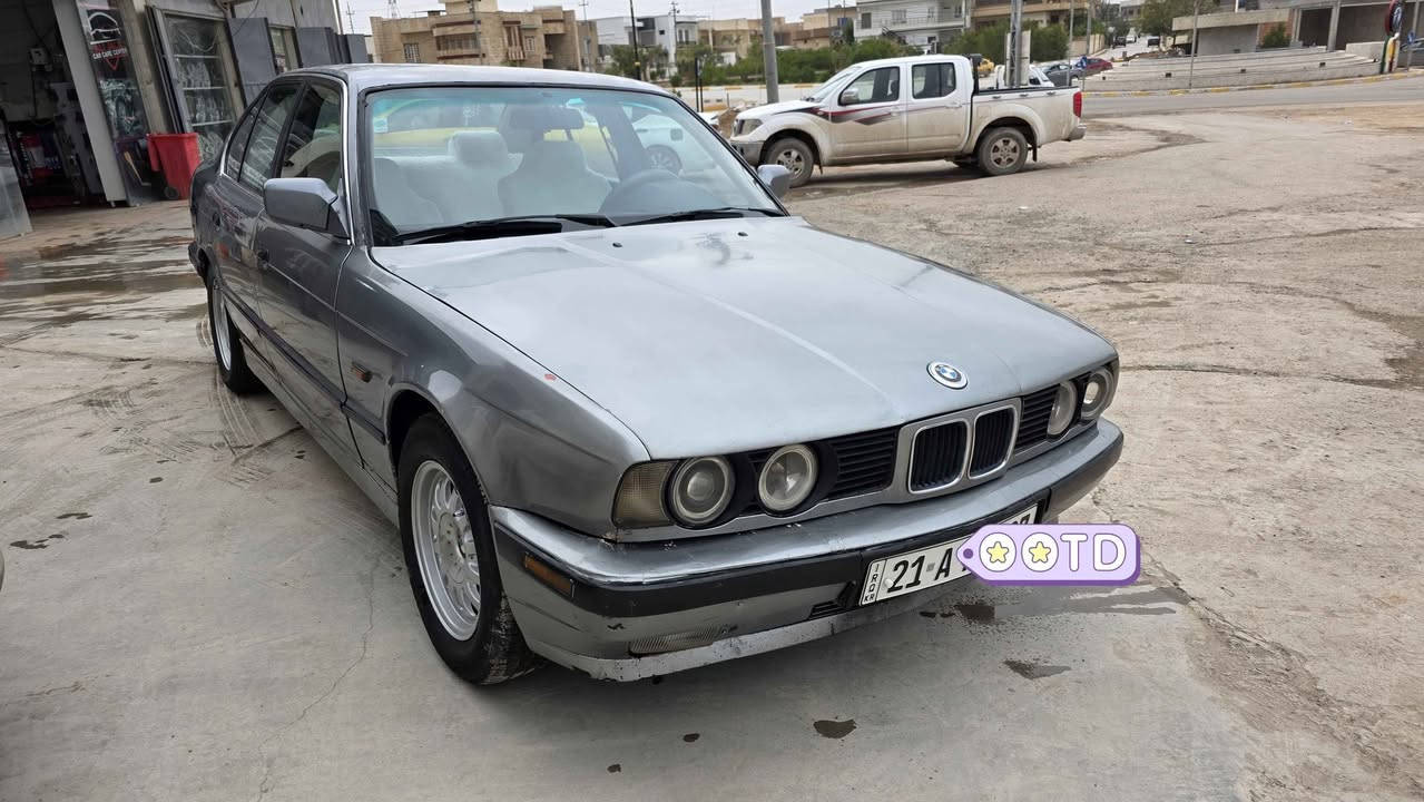 السلام عليكم من رخصة الأدمن 
للبيع بي ام دبليو ٥٢٥ موديل ١٩٩١
عليها محرك صقر ٢٨ كير اوتماتيك سيارة جديده وعليها ادامة كاملة
من باتري وتايرات وصدر امامي وخلفي ودسكات وفيتبم ونوزلات وبلكات كلها جديده وعلى ايدي رقم سليماني الدولي الجديده نافذة لغاية ٢٠٢٧ السيارة بأسمي تريد تحويل تريد وكالة حاضر السعر ٥٥ ورقة وبي مجال 
عنواني خانقين وهذا رقمي *********** خناقين, ديالى
