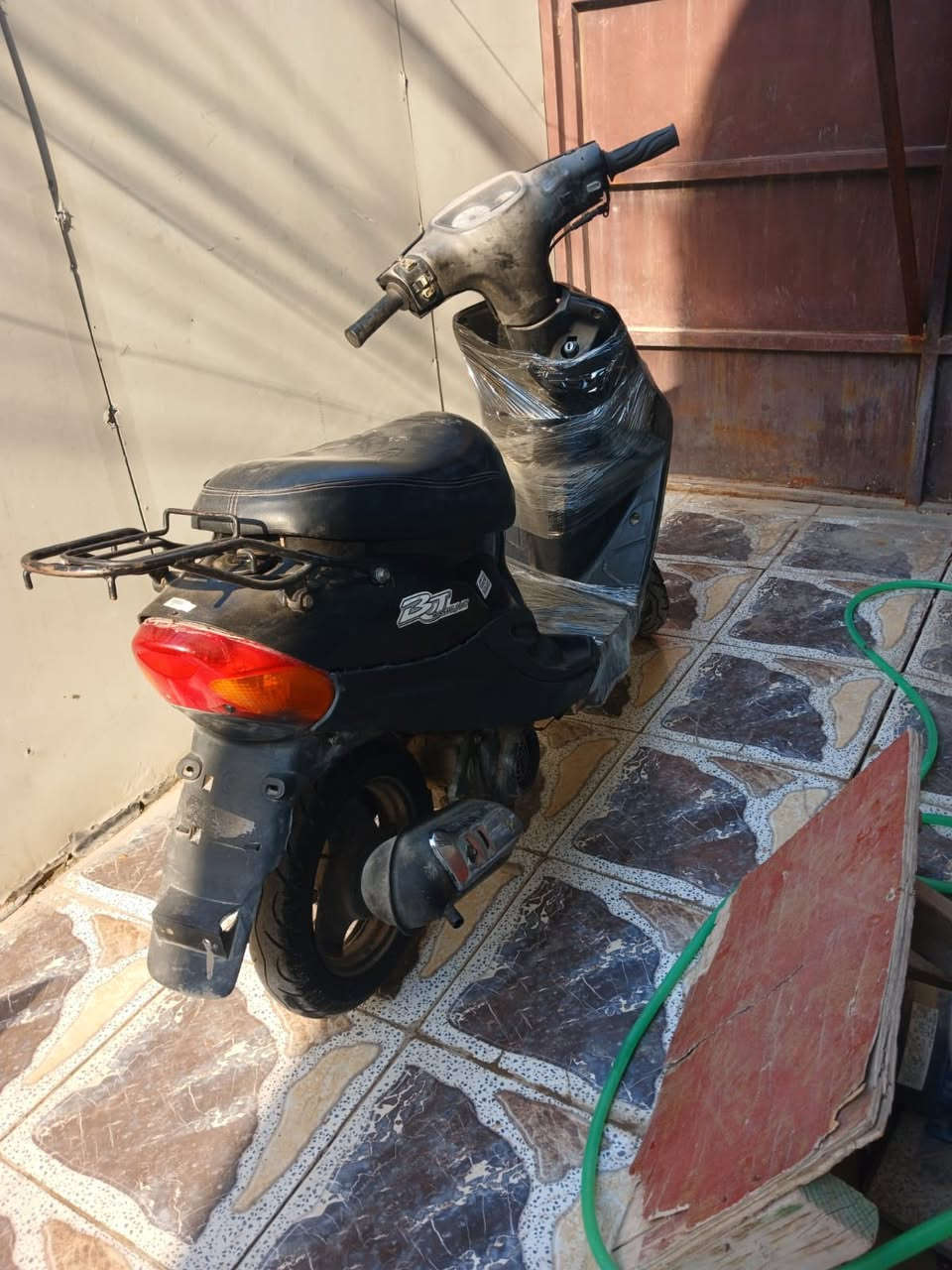 السلام عليكم دراجه يوماها بيجي سرعه 60للبيع الدراجه نضيفه حيل شلعه ومعدل فول مكينه خرسه شغاله سلف وهندر كهربائياته شغاله السعر200قفل الرقم *********** المكان حي الجهاد
