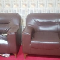 كنبة جلد • نضيف جداً • ضرر خشب بسيط