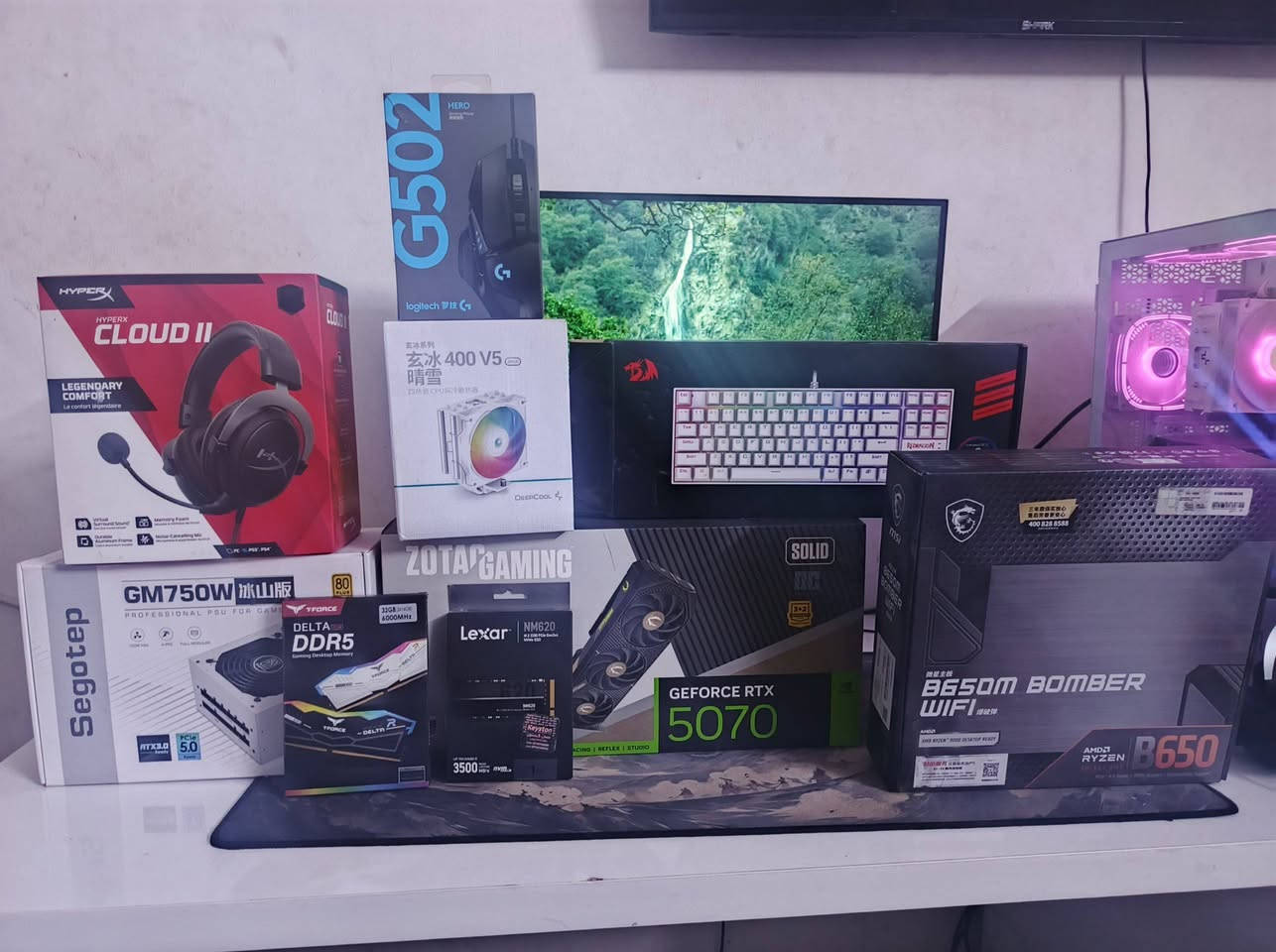 PC Gaming
المعالج (CPU):
• AMD Ryzen 5 7600
 اللوحة الأم (Motherboard):
• MSI B650M Bomber WiFi
 كرت الشاشة (GPU):
• ZOTAC GeForce RTX 5070 – 12GB GDDR7
 الذاكرة (RAM):
• T-Force 32GB (2×16GB) – 6000MHz – CL30
 التخزين (SSD):
• Lexar NM620 – 1TB – M.2 NVMe
 مزود الطاقة (PSU):
• Segotep GM750W – +80 – Full Modular – White
 تبريد المعالج (CPU Cooler):
• DeepCool AG400
 الكيس (Case):
• GameOn Go-Emperor – White
 مزود طاقة احتياطي (UPS): Mechanical 1000 W• KSTAR UPS

 سماعات:
• HyperX Cloud II
 ماوس:
• Logitech G502
 كيبورد:
• Redragon K552 – White – RGB –
جوستك G7
السعر 2,600,000 دينار عراقي** واكيد اذا تاخذها ويه الاغراض بيها مجال الرقم للتواصل 9647868340067
