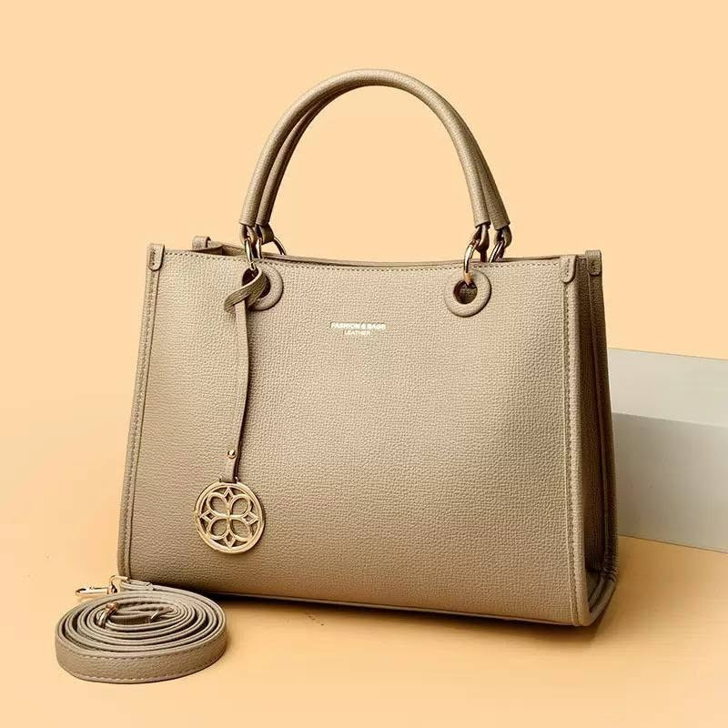 #ALSEDRA 
حقيبة ماركة FASHION LEATHER
حقيبة يد نسائية جلد طري عالي الجودة / خفيفة الوزن / متعددة الخانات 
ابعاد الحقيبة مثبتة على آخر صورة 
———————————————————-
العنوان / كربلاء شارع السدرة مقابل باب سدرة المنتهى للامام الحسين عليه السلام مقابل حلويات الحاج جواد الشكرجي 

#للحجز_او_الاستفسار_يرجى_مراسلة_البيج 

تتوفر خدمة التوصيل داخل كربلاء و جميع المحافظات 

⚠️إذا كان المنتج غير مطابق للمواصفات المكتوبة يرجى عدم الاستلام


**إذا كنت صاحب هذا الإعلان وتريد حذفه لأي سبب، رجاءا أرسل رسالة إلى الدعم الفني**