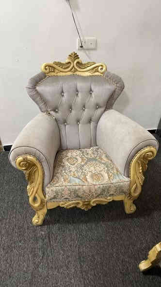 تخم ملكي نضيف 10 نفرات 6 قطع 4 كراسي وقنفتين ثلاثيات السعر 325 المكان مجمع الاميرات لاتصال *********** النجف
