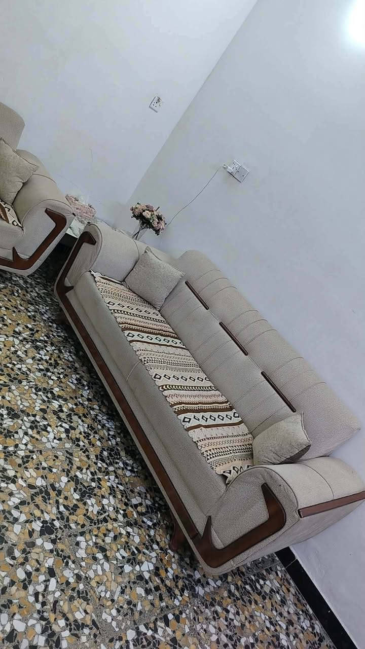 سلام عليكم تخم تركي عشر مقاعد نضيف جدا العنوان بغداد الدوره تصال ع***********
