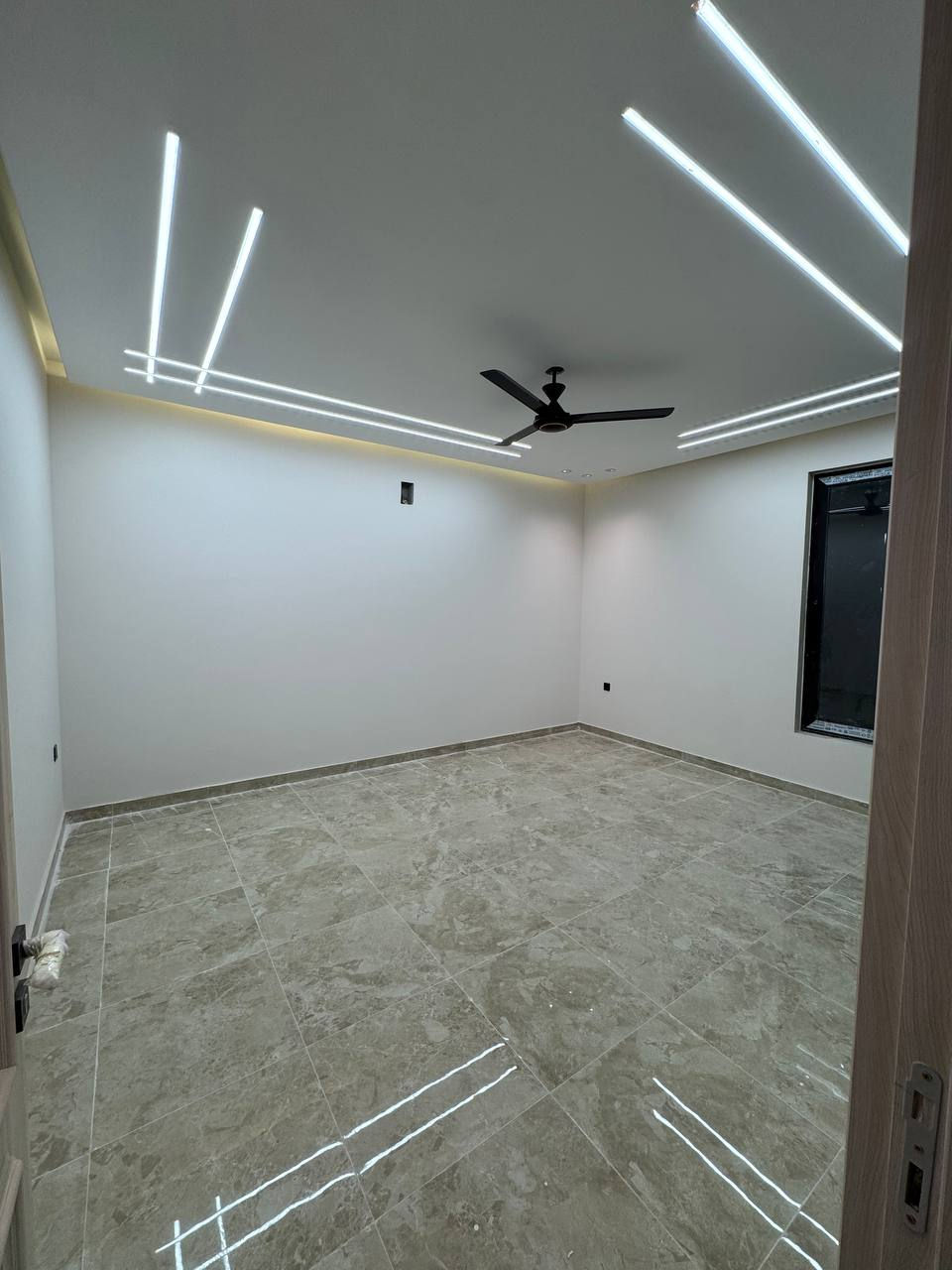 بناية تجارية للإيجار التجاري ( تجاري فقط).

الطابق الوسط متوفر فقط والباقي مستأجرة ( الطابق الاخير صالون نسائي والارضي شركة مقاولات )

العنوان :-السيدية - شارع النخيل السايدين مباشرة .

تحتوي على ٣ طوابق منفصلة ذو جودة عالية وتشطيبات راقية .

كل طابق يتكون من :-

- ٣ غرف عمل

- مطبخ منفصل

- مجاميع صحية عدد ٢

للاتصال : ***********
