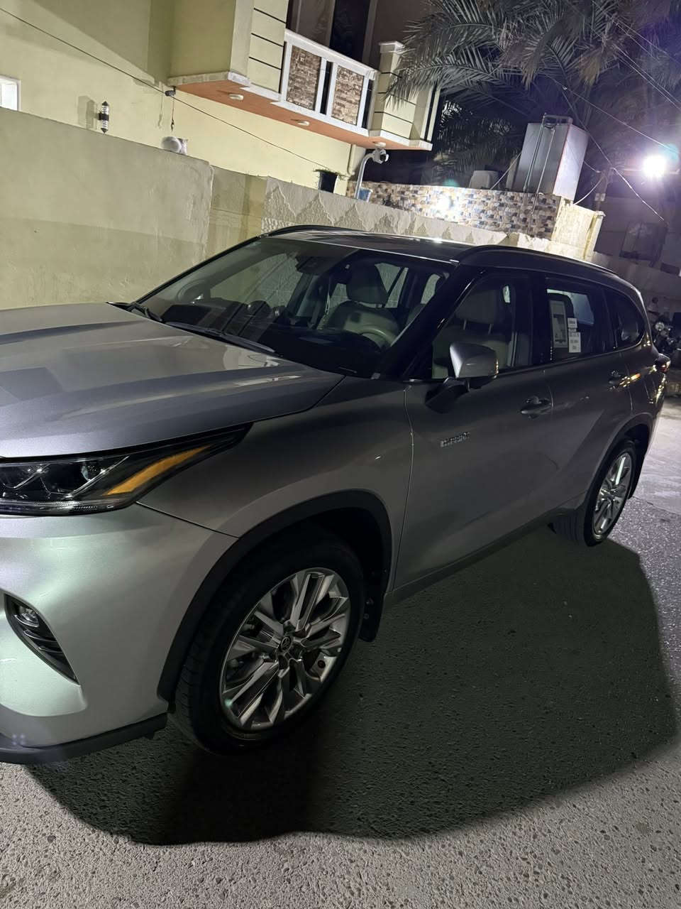 تويوتا هايلاندر LIMITED خليجي موديل  2023 ماشية 26الف  كيلو متر (عبد اللطيف جميل سعودي )

المحرك: 2.5 لتر هايبرد، 4-اسطوانات
ناقل حركة تتابعي متغير الكتروني (CVT)
سعة خزان الوقود: 65 لتر
المزايا الخارجية

انوار أمامية مع عدسات (LED)
انوار خلفية (LED)
إضاءة نهارية (LED)
كشافات ضباب أمامية (LED)
شبك أمامي أسود مع إطار كروم
نظام الدخول الذكي للسائق و الراكب الأمامي
مرايات جانبية كهربائية مع اشارات انعطاف و اضاءة دخول
طي كهربائي اوتوماتيكي للمرايات الجانبية
نظام تسخين المرايات الجانبية
عوارض سقف
جناح خلفي
فتحة سقف بانورامية
المزايا الداخلية

زر تشغيل المحرك
مقاعد جلد
مقاعد بتحكم كهربائي (8 اتجاهات) لمقعد السائق و الراكب الأمامي
مسند ظهر لكرسي السائق
ذاكرة لمقعد السائق
تهوية المقاعد الامامية
خاصية التسخين للمقاعد الأمامية و الصف الثاني
مكيف أمامي و خلفي بتحكم اوتوماتيكي
مقود مكسو بالجلد
ازرار تحكم على المقود
شاشة عدادات رقمية 12.3 بوصة
تحكم أوتوماتيكي لجميع النوافذ
تحكم بالقفل المركزي من باب الراكب الأمامي
أربعة منافذ USB-C للشحن (2 أمامية و 2 خلفية)
مرآة الرؤية الخلفية ذاتية التعتيم
ستائر لنوافذ الصف الثاني
اضاءة داخلية محيطية
تطعيمات خشبية
عتبة معدنية للابواب الامامية
النظام الصوتي والترفيهي

نظام صوتي بشاشة لمس 12.3 بوصة
نظام أبل كار بلاي لا سلكي
منفذ USB-A
عدد 11 سماعة جي بي ال (JBL)
مزايا الأمان و الراحة

نظام تويوتا للأمان (TSS Ver. 2.5)
- نظام حماية ما قبل التصادم (PCS)
- مثبت السرعة راداري (DRCC)
- المساعدة في تتبع المسار (LTA)
- تنبيه مغادرة المسار (LDA)
- الضوء العالي التلقائي (AHB)
نظام التحكم في وضعيات القيادة (إقتصادي / عادي / رياضي)
شاحن لاسلكي للهواتف الذكية
نظام الرؤية المحيطية (4 كاميرات)
باب خلفي كهربائي مع حساس تمرير القدم
نظام التحذير للنقاط العمياء (BSM)
نظام تنبيه حركة المرور الخلفية (RCTA)
عرض المعلومات على الزجاج الأمامي


**إذا كنت صاحب هذا الإعلان وتريد حذفه لأي سبب، رجاءا أرسل رسالة إلى الدعم الفني**