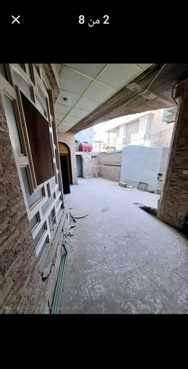السلام عليكم 
بيت غير مكتمل بناءه للايجار بحي السلام 
المساحة ١٠٠ متر مربع ١٠×١٠ ثاني بيت عن شارع سلام جامعة قرب مدارس بانيقيا 
يحتوي الدار على غرفة واحد  جدار سيراميك بمساحة ٥×١٠ وبيها مدخل صغير قبل الغرفه اما المطبخ والمغاسل خارجيات ( بالطارمة بيهن سقف لكن غير مفصولات عن الطارمة )كما هو موضح بالصور ويحتوي على غرفه بصف المطبخ  مسقوفه ومفصوله عن الطارمة لكنها صغيرة بمساحه متر بمترين 
التفاصيل موضحة بالصور  
السعر ٣٢٥
وللاستفسار اكثر التواصل على الرقم  *********** واتساب رسائل فقط النجف, العراق

