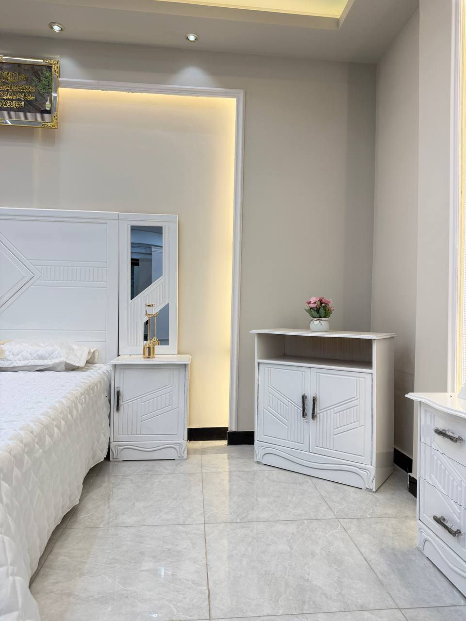 مليون الف  فقط سعر الغرفه
🔥 عروض الأثاث المميزة 🔥
💰 غرفة نوم كاملة بسعر مليون فقط
✨ سعر ثابت في كل معارض العراق ✨

✅ 8 قطع كاملة
✅ صناعة نجارة عراقية فاخرة
✅ الوجه MDF درجة أولى (سماكة 4 ملم)
✅ الداخل معاكس خشب (سماكة 3 ملم)

📐 المواصفات:

كنتور عرض: 3.20 م × ارتفاع: 2.20 م

سرير بلوك مع 6 أرجل ثابتة

قياس السرير: 200 × 160 سم

ظهر السرير براغي

➕ الإضافات:

💺 شازلون وطابوريه: 50 ألف فقط

🛏️ دوشك نوعية أولى: 100 ألف

🛏️ دوشك نوعية مميزة: 150 ألف

🚚 توصيل لأي منطقة ببغداد بكروة، وكذلك لجميع المحافظات بكروة

📍 عنوان المعرض: بغداد / الأمين الأولى / ركن شارع الأرامل

⚡️ لا تضيع الفرصة – غرف نوم عصرية وبسعر ما يتكرر! ⚡️


**إذا كنت صاحب هذا الإعلان وتريد حذفه لأي سبب، رجاءا أرسل رسالة إلى الدعم الفني**