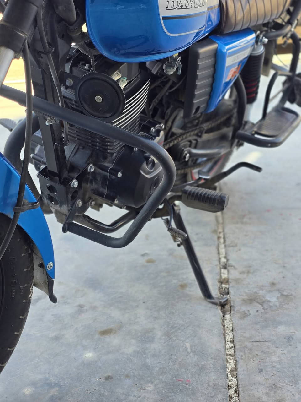 السلام عليكم 
دايوان نفخ مكينة 200 كلاسك
مكينة برغي ممفتوح بيه ولا ملعوب بيه 
كاملة مكملة اي نقص مابيه 
شادله زنون ثلجي عالي 
رماش خلفي 
📍1500 وبيه مجال لاخوتي الطيبين
مكاني بغداد حي العامل
دراجة اوراقه ضايعه اتكفل سرقة قانون 
***********
