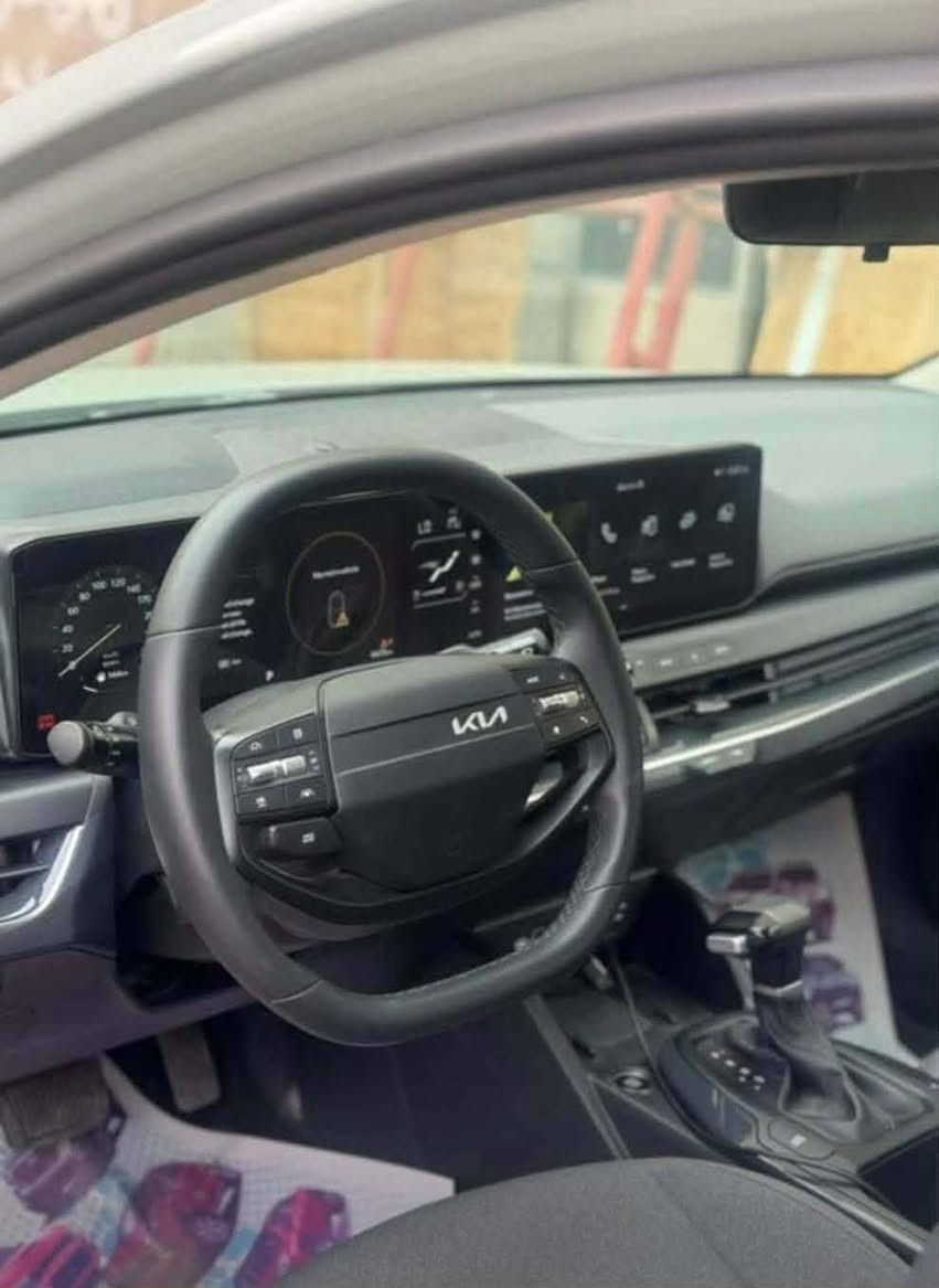 سلام عليكم 
KIA K4 2025 
السياره  تحكم ستيرن
 تثبيت سرعه
 تحديد مسار 
توقف ذاتي 
تشغيل عن بعد 
شاشه متصله تبريد تحكم من الشاشه 
اوتو هولد وهاند بريك دكمه
السياره بدون ايرباك
 بيهه 
صبغ خشم البنيد وخشم الجاملغ بارد فقط 
 واكو رصعه بسيطه بالقماره أثر التحميل
السياره ماشيه 17 الف KM
لون اسمنتي مميز 
رقم بغداد السعر 177 بيهه مجال 
***********
