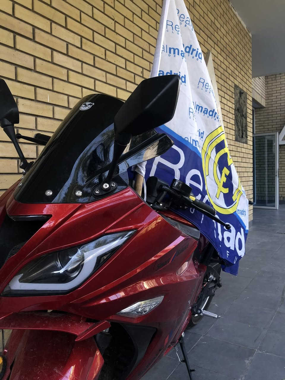 سلام عليكم بطحة شحن بطارية (ليثيوم ليثيوم ليثيوم) دبل بصمة تشغيل عن بعد استخدام شهر ونص ماشية قليل 40 امبير سرعة 120 وية الوزن 100 مثل متشوفون جامتها مكسورة و تك مراية و بيها شخوط بسيطة مثل ما موضحة لد نهاري زنون وياها خوذة بنفس اللون الدراجة مابيها اي شي ثاني و موديل 2025 مكاني بغداد جديدة قرب معجنات الدرويش ***********
