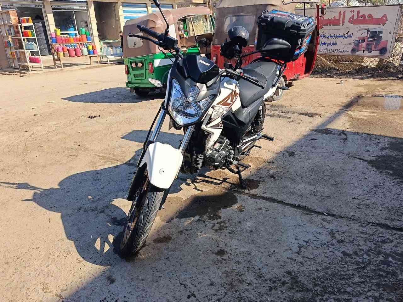 🚨 للبيع – دراجة RK 200 موديل 2025 🚨
للبيع دراجة RK 200 موديل 2025 بحالة ممتازة جدًا، استخدام خفيف ونظيف، ما بيها أي حادث أو ضرب.

✔ أوراق كاملة – رقم أربيل

🔹 المواصفات:

🔸 سعة المحرك: 200cc

🔸  تبريد هوائي

🔸 جير عادي 5 سرعات

🔸 تشغيل سلف + هندر

🔸 نظام  كاربراتير

🔸 صرفية بنزين اقتصادية جدًا

🔸 فرامل دسك أمامي

🔸 مساعدات أمامي تلسكوبي + خلفي مزدوج

🔸 عداد ديجيتال

🔸 إنارة قوية 

🔸 صندوق خلفي كبير جي اس

🔹 الحالة:

✔️ مكفولة موديل 2025

✔️ ماشية قليل

✔️ ماتحتاج أي صرف

✔️ جاهزة للاستخدام فورًا

✔ بعدها بضمان الشركه

سعرها بالسوق يوصل أكثر من هذا حسب الحالة،

لكن معروضة بسعر مناسب لسرعة البيع 🔥

🔹 أسباب البيع: (ظروف خاصة)

💰 السعر: 3.200 (قابل للتفاوض للجادين فقط)

📍 المكان: بغداد مدينه الصدر الاورفلي

📞 للتواصل:***********///***********
