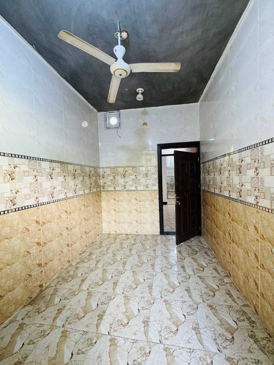 بيت طابقين للإيجار في شارع 40 قرب جامع الواثق
يتكون من :
-مطبخ
-صالة 
-ثلاثة غرف
-إستقبال 
-مخزن
-صحيات عدد 4 داخلية و خارجية
للإستفسار الأتصال على الرقم التالي 
***********
