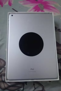 آيباد ٩ • شاحن وكابل • حي اور