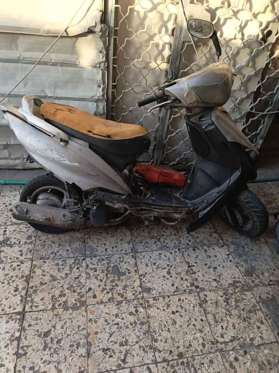 مساء الخير عندي هاي الدراجة ابيعهة على شكله هذا مكينه جيدة جدا بيه بعض النواقص السعر 100وبيه مجال بصيط مكاني بغداد حي الجهاد للعلم نوع ماكس 140رقم ***********وشكرا متواجد فيس

