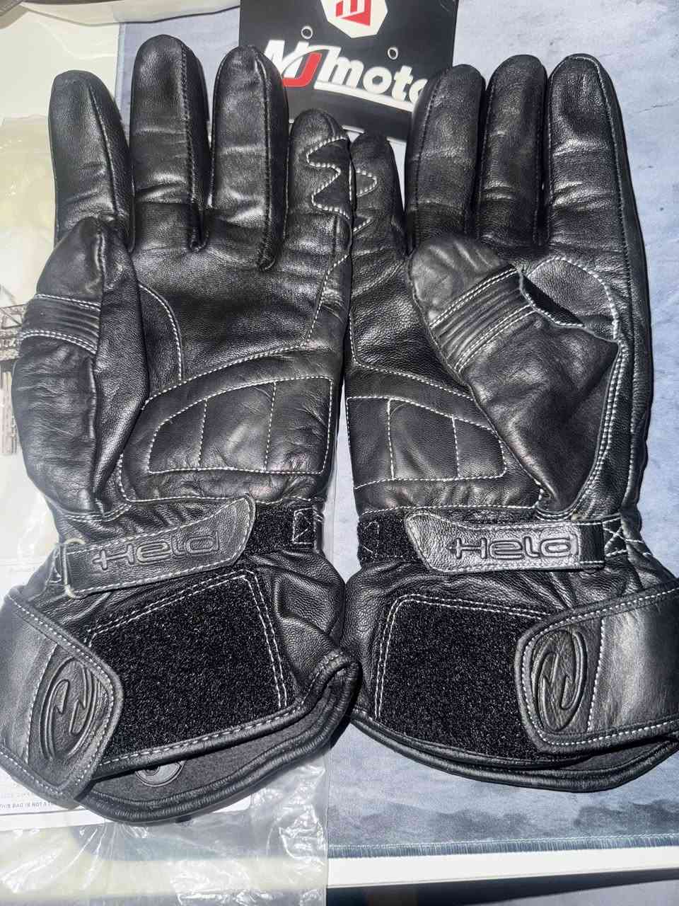 سلام عليكم جفوف دراجه جلد كلش مرتبه قياس اكس لارج XL وL مع توصيل ٣٠ خاص او ***********
