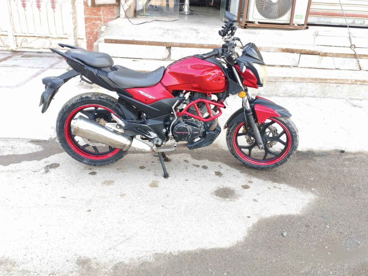 سلام عليكم
دراجه دايوان للبيع مكينه 200 مال لايتي 
رقم وسنويه الدراجه ماخذيها من عجله الخليج 2021
نقصها بس دشبول وصفحه زغيره 
مكاني بغداد البلديات 
***********
