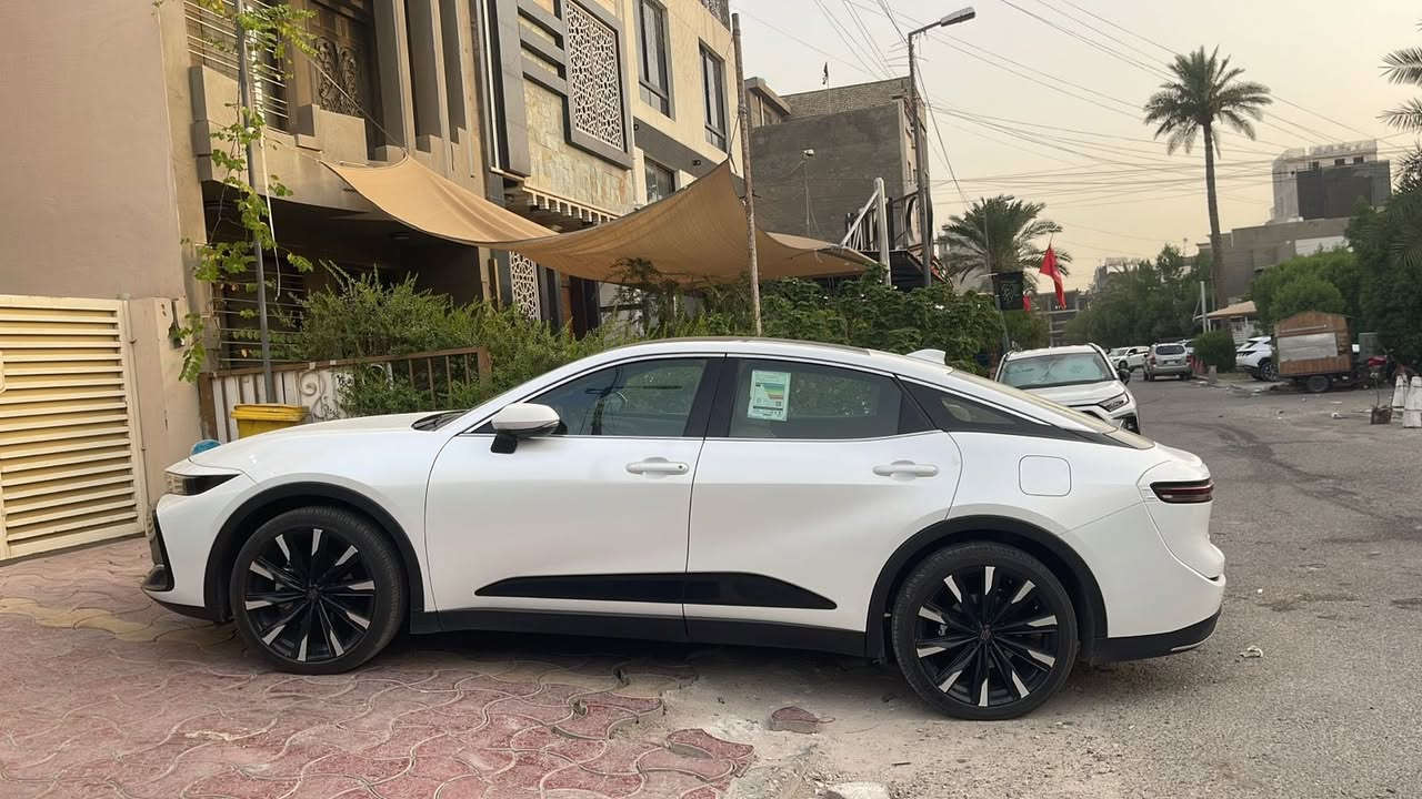 تويوتا كراون (Toyota Crown) - نظافة وكالة 🚗
الموديل: 2024
الحالة: السيارة جديدة جداً، قمة بالنظافة والفخامة، وجاهزة للاستخدام فوراً.
المواصفات:
• السقف: بانوراما بالكامل.
• الويل: حجم 21 إنج (الديزاين الرياضي المميز).
• المحرك: هايبرد (Hybrid) دفع رباعي، اقتصادي وقوي جداً.
• الداخلية: جلد ملكي (بيج)، كراسي تدفئة وتبريد وكهرباء.
• الأنظمة: رادار، تحديد مسار، شاشة كبيرة، نظام بصمة كامل.
• الكاميرا: كاميرا خلفية دوارة مع حساسات أمامية وخلفية.
ملاحظات إضافية:
• اكو ضربة بجهة الجاملغ وللباب الجانبي جهة الراكب.
💰 السعر المطلوب: (325) $
📍 الموقع: (البصرة)
📞 للتواصل: (***********)
اتصال فقط
