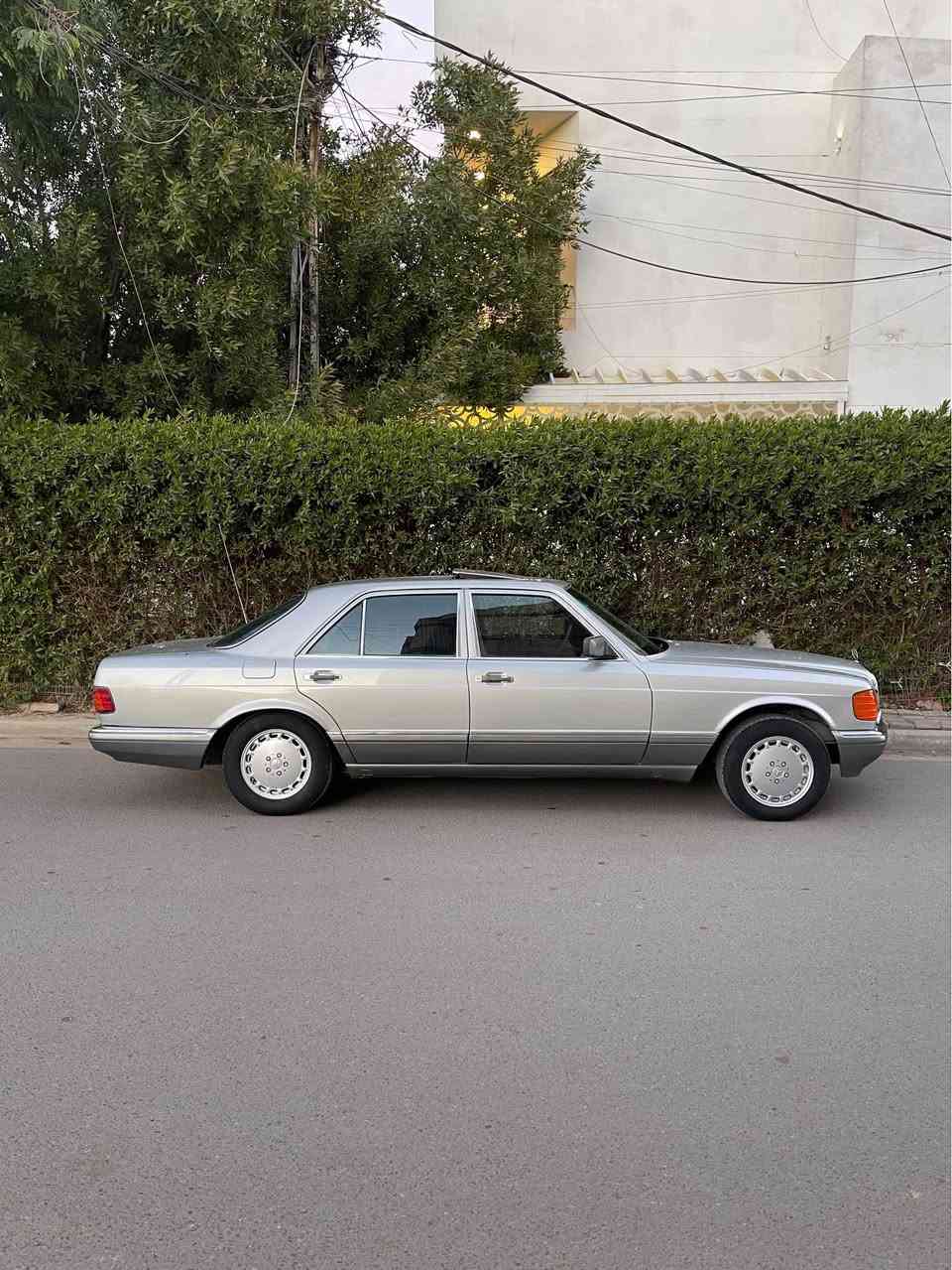 للبيع مرسيدس 300 se موديل 1990
كير ومحرك بلاد المحرك قبغ اسود 
منظومه تبريد جديد 
برده خلفيه كهرباء بلاديه وبردات مسرح
صبغ عام درجه اولى 
سنويه بأسمي هزه ورقم جديد 
مكان سياره بغداد السيديه 
السعر 143 مجال بسيط 
*********** بغداد, العراق
