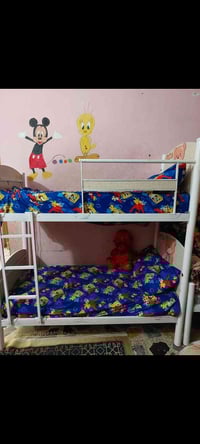 سرير • مع مناضد