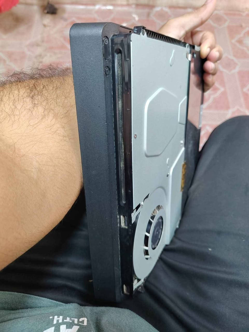 بلي فور سلم مهكر نظام 12.2 كامل ملحقاته
الجهاز مهكر وفجأه كام ميحول صوره
فتجته نضفته اشتغل ربع ساعه ورجع يشتغل كلوب ازرك بس ميحول صوره ابد
ابيعه ع وضعه ب175
واذا اكو ابو صيانه  قريب بالحله فيدونه
*********** حلة, بابل
