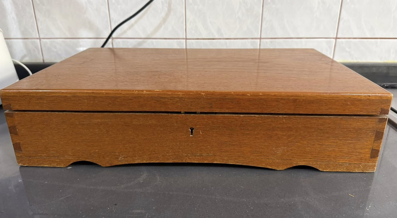 طبق مائدة انتيك مخملي من الفضة صنع يدودي بريطاني لسنة 1943/1948
للتفاصيل السعر ومعلومات اكثر ***********
