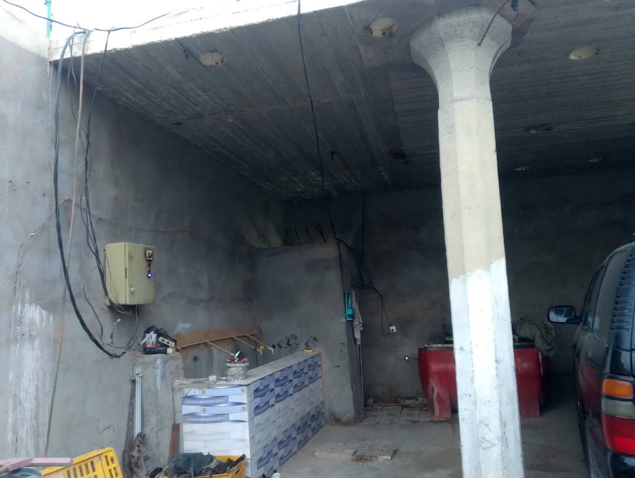 السلام عليكم بيت للبيع المساحة 650متر منطقة الحسينية المعامل غرفتين نوم 4×6 صالة 8مترات مع مطبخ 4×6 حمام داخلي  استقبالة 16متر صب مسلح مع حمامات 2 تواليتات 2 طرمة كاشي مع كراج صب مسلح مع بابين حوش  ‏‪***********‬‏ مع مساحة اضافية مع الدار
