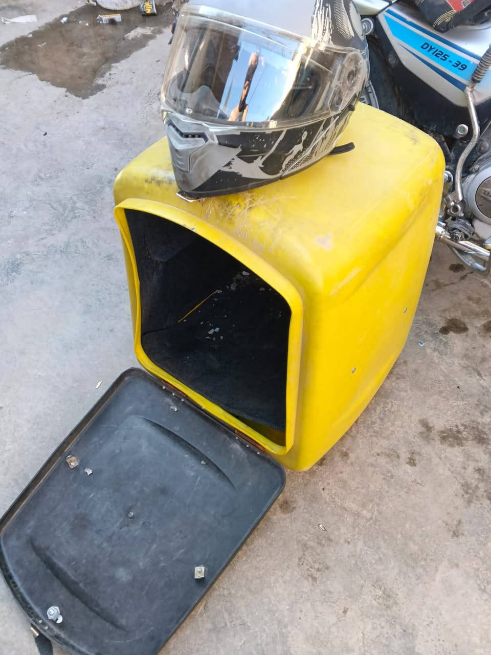 سلام عليكم خوذه سمنتي صندوك ثنينهن 50 قفل ***********
