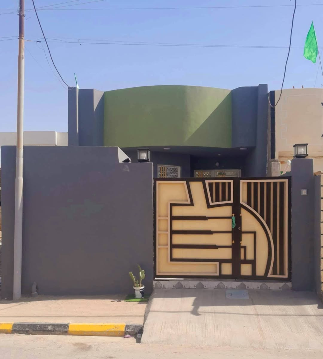 السلام عليكم البيت للبيع بناء حديث كامل المواصفات حي الخنساء الفرع الثاني المساحه ١٥٠ الاتصال ع الرقم *********** يتكون من صالة واستقبال وغرفة نوم ومطبخ داخلي ومطبخ خارجي وتواليت وطرمة جاهز من كل شي
