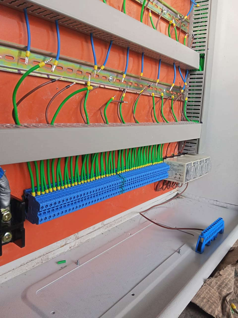 من ورشة ويف WAVE الهندسية
كابينة خطوط اشتراكات المولدة
يحتوي على فان تهوية  وتايمرات حيث يكون التحميل على الفيزات على التوالي ويكون واير التغذية 2.5 ملم و واير المشترك 2.5 ملم والبارد 1.5 ملم نحاس اردني الصنع ستاندرد اصلي
سعر البورد 22 خط صندوق حديد مغلون قياس 50*60 =  160  الف
سعر البورد 36 خط صندوق حديد مغلون قياس 60*80 = 225 الف
سعر البورد 52 خط صندوق حديد مغلون قياس 80*100= 325 الف
سعر البورد 75 خط صندوق حديد مغلون قياس 120*100 = 480 الف
 
مستعدون  لعمل اي كابينة خارجية  وحسب الطلب مع اعطائنا التفاصيل لكي يتم حساب التكلفة بشكل دقيق  
 
يوجد توصيل الى كافة محافظات العراق
يصل الطلب إلى بغداد خلال 24 ساعة
والى باقي المحافظات خلال 72 ساعة
سعر التوصيل إلى كافة المحافظات 10 الف دينار
 
تصميم وعمل المهندس محمد يوسف
للطلب والاستفسار يرجى الاتصال على الارقام التالية
واتساب و فايبر  
***********
***********
