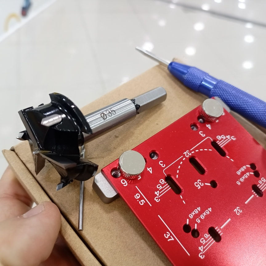 كود المنتج 45402
اداة قياس و تحديد مكان تثقيب مفاصل ابواب كونترات مع برينة قفل 35 ملم و سمبة تحديد جودة جدا عالية مصنوع من سبائك المنيوم دقيقة بل عمل سهل استعمال 
سعر: 30 الف

يوجد خدمة توصيل لكافة العراق 
للاستفسار راسلنا على ماسنجر أو واتس اب ***********
