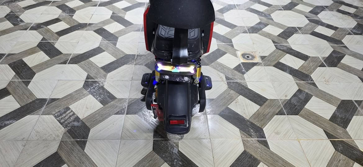 R7 وينلي اصلي
الدراجه توني ماخذها جديده صارلها عندي 20 يوم 

5 بطاريات 4نمر سرعتها 109 تمشيك 35 كيلو واحتمال اكثر حسب الضغط عليها انا ماشي بيها 35 كيلو وبيها حبايتين الدراجه جديده كلشي بيها شغال وبعدها بجيس المعرض 

تشغيل بصمه عن بعد وكارت شاشة وسويج 
مكاني بصرة ابي الخصيب محيله
*********** السعر 650 الف وبيها مجال بسيط جداً
