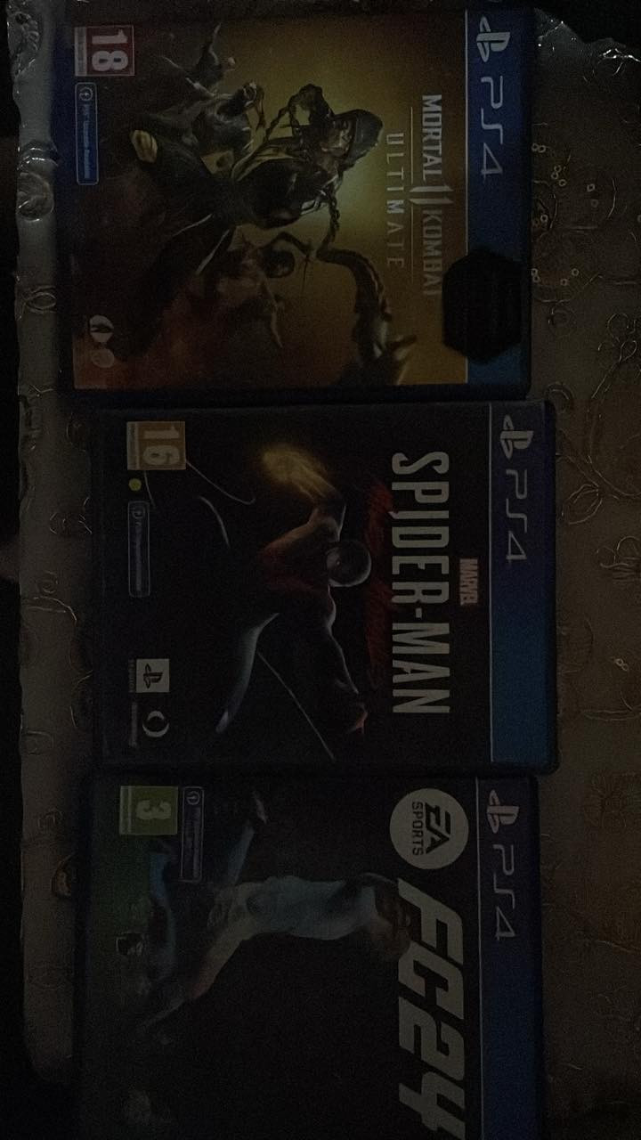 السلام عليكم يتوفر بلي 4 سلم للبيع مع يدات عدد 3 واحده شكل الفايف 
والعاب 
فيفا 24 
سبايدر مان 
وموروتول كومبات  
وبداخل الجهاز روكت ليك وits take two وكول وورزون 
مع كامل ملحقات السعر المطلوب 300  مكان بابل 
للتواصل واتس اب ***********
