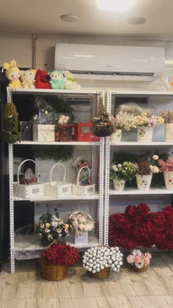 السلام عليكم …متوفر عارضة (ثلاجة)لحفظ الورد وتصلح لحفظ المشروبات الغازية والعصائر وتصلح للحلويات ايضآ استخدام شي بسيط فقط اخت الجديدة السعر 500 الف وبيها مجال بسيط +متوفر رفوف ايضآ سعر الرف 25 الف  للتواصل خاص او الاتصال على الرقم ***********
