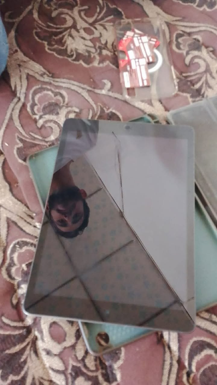 سلام عليكم 
ايباد 9 بطاريه 83 ذاكره 64 
كلشي ما مبدل بي كلشي شغال بي بلادي 

وايفون 7 بلاص ذاكره 128 مبدل بطاريه 
كلشي شغال بي فقط الكامره الخلفية مغوشه 
الباقي كلشي شغال 
ثنينهن مراوس ب ايفون ويرهمً بيع ثنينهن شلع ابيع 
متواجد خاص


**إذا كنت صاحب هذا الإعلان وتريد حذفه لأي سبب، رجاءا أرسل رسالة إلى الدعم الفني**