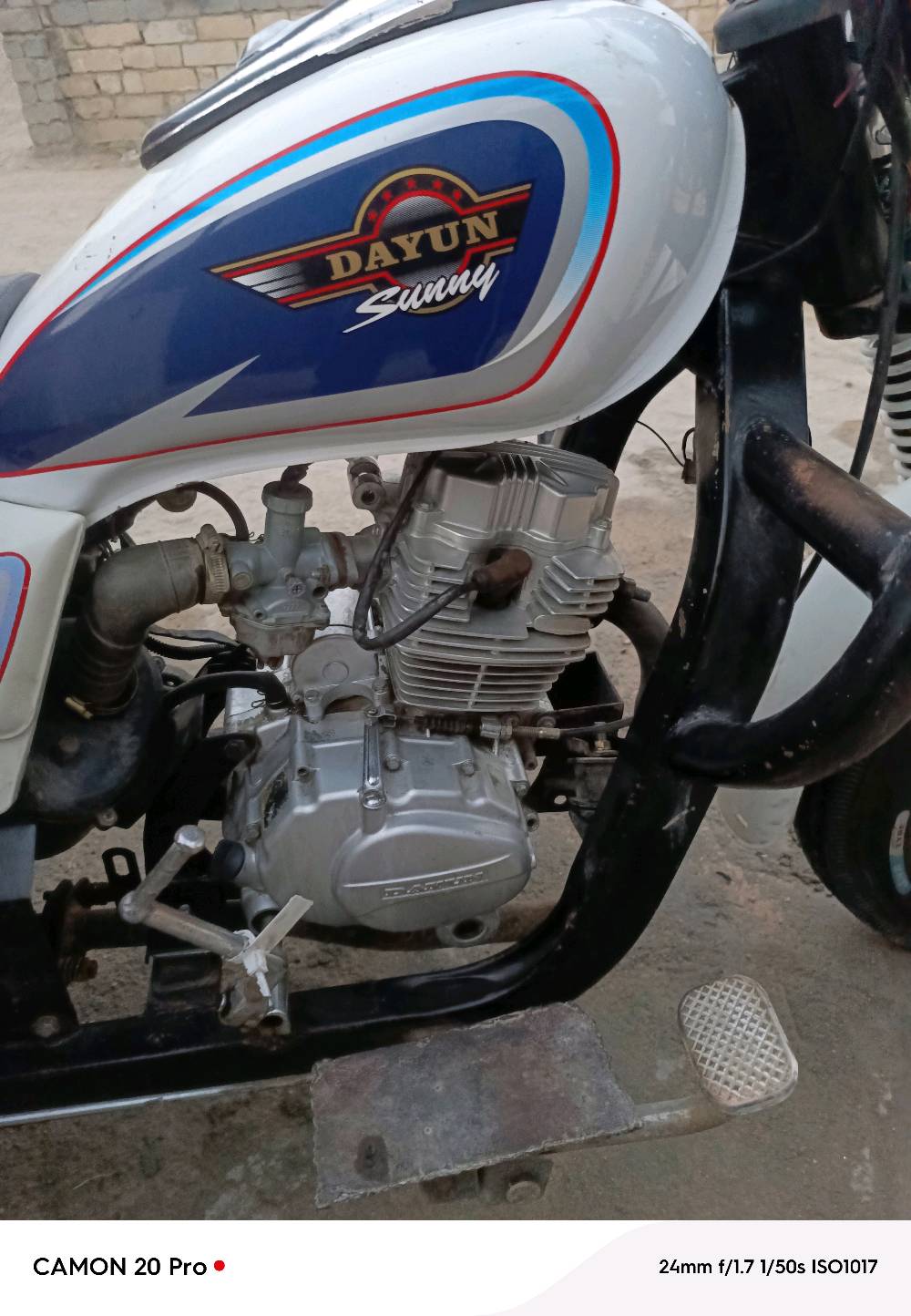 عندي دراجة نارية ثلاثية العجلات من نوع دايون، موديل Sunny. الدراجة بحالة جيدة وتشتغل بشكل ممتاز، مثالية لنقل البضائع. تحتوي على محرك قوي واقتصادي في استهلاك الوقود. مناسبة للاستخدام في المدينة أو في الأرياف.\n\nإذا مهتم، اتصل للحصول على المزيد من التفاصيل والسعر التفاوضي متاح.