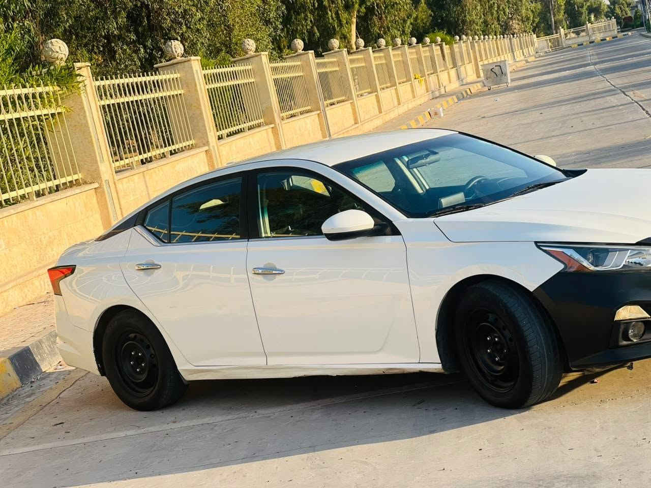 نيسان ألتيما 2019 للبيع 🚗
🛠️ حالة السيارة والضرر:
 الضرر: كارت بالبوند 🏷️.
 الصبغ والتعديل: نصف جاملغ صبغ 🎨، مع وجود تعديل بالدوسة وبخصّة بالجاملغ 🔧.
 الإيرباك والداخل: بدون إيرباك وبدون دواخل (سليم) 🛡️.
✨ مواصفات السيارة:
 نظام البصمة: بصمة تشغيل 🔑 + بصمة أبواب + بصمة صندوق 🚪.
 التشغيل عن بعد: متوفر 📲.
 الشاشة والترفيه: شاشة تدعم نظام كاربلاي (CarPlay) 🖥️ + كاميرا دوارة 🔄.
 الأمان: رادار أمامي ⚠️.
 المقاعد: كرسي السائق كهربائي 💺.
 الشحن: كيبل شحن قطعتين 🔌.
 أنظمة القيادة: مثبت سرعة 📍 + نظام القيادة الرياضي (Sport System) ⚡.
 اللون: أبيض ⚪.
📑 تفاصيل إضافية:
 الرقم: رقم دهوك 🚘.
 الورقيات والتحويل: السيارة باسمي والتحويل ثاني يوم مباشرة 📝.
 الهزة والوقود: هزة جديدة + كوبون البنزين متوفر 🎫.
 الحالة العامة: سيارة نظيفة جداً (مال بيت) 🏠✨.
📞 للاستفسار والاتصال:
 رقم الهاتف: *********** 📱
 السعر: 135 ورقة (وبيها مجال للطيبين) 💵
